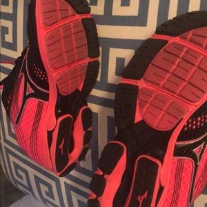 Mizuno wave running shoes